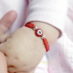 Pulsera tejida con hilo rojo - Imagen 2