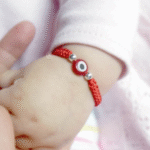 Pulsera tejida con hilo rojo