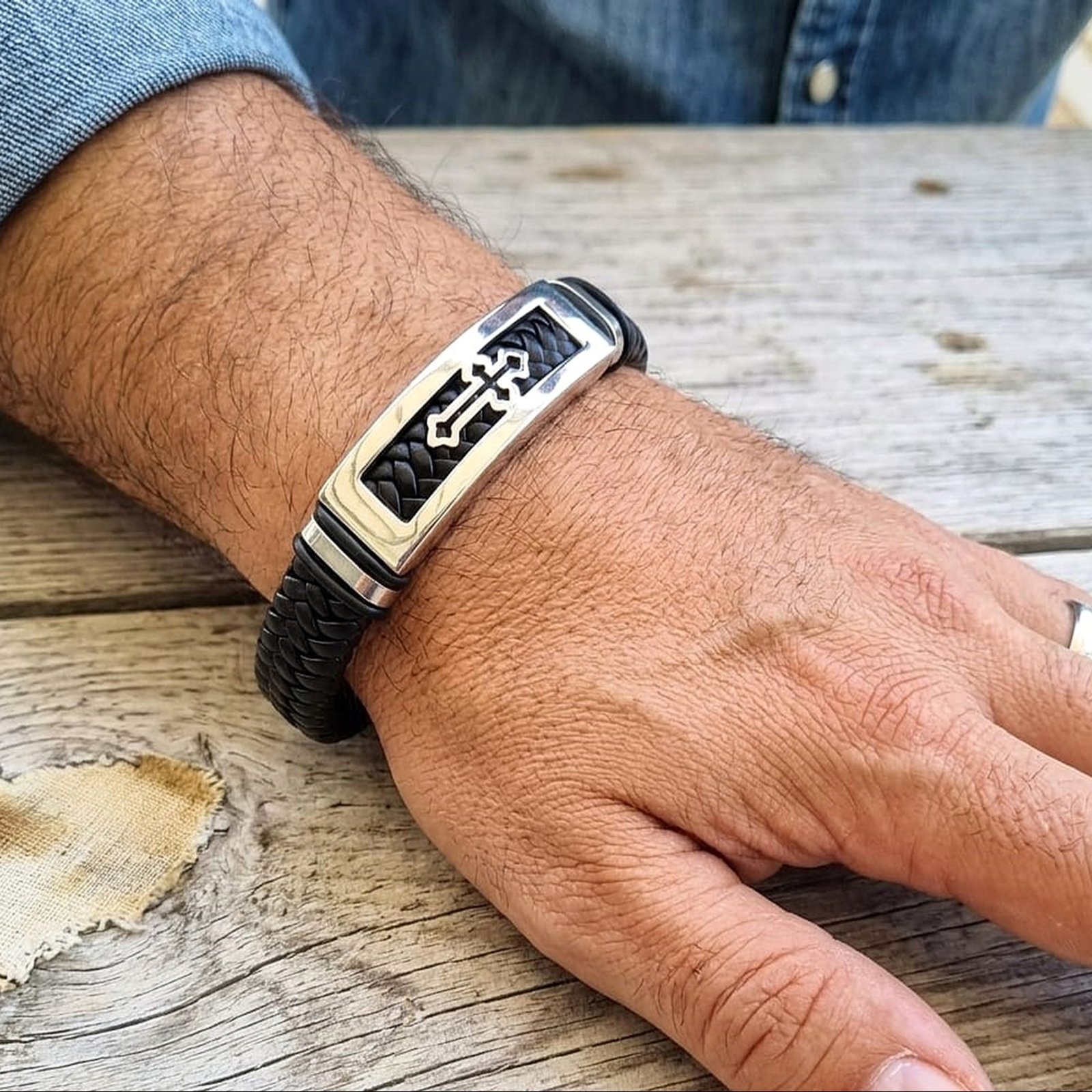 PUL CRUZ H PULSERA CRUZ CUERO Y PLATA - Imagen 1